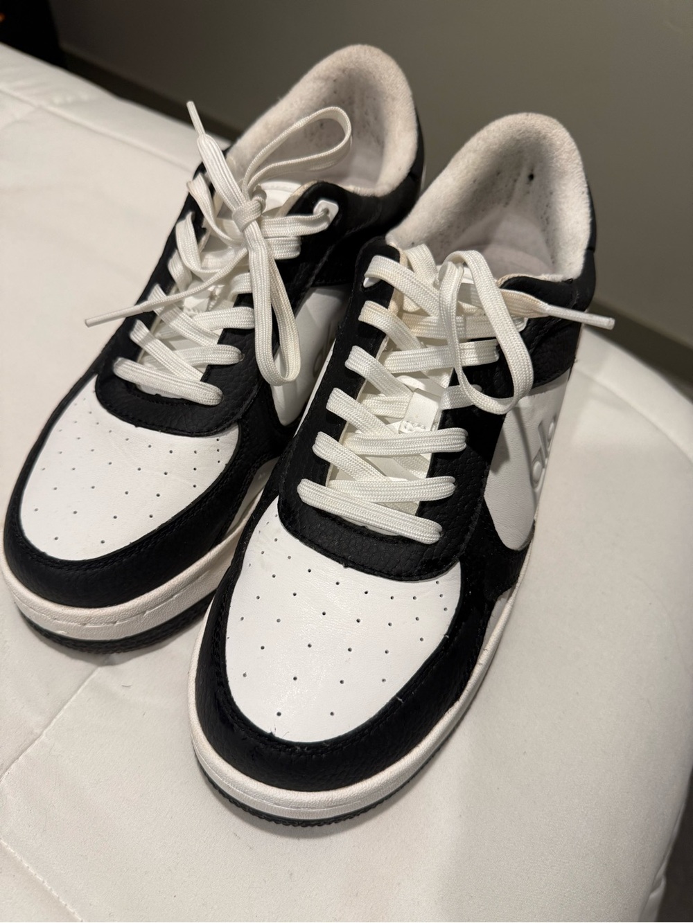 ALO Yoga Women's Black and White Low-Top Sneakers